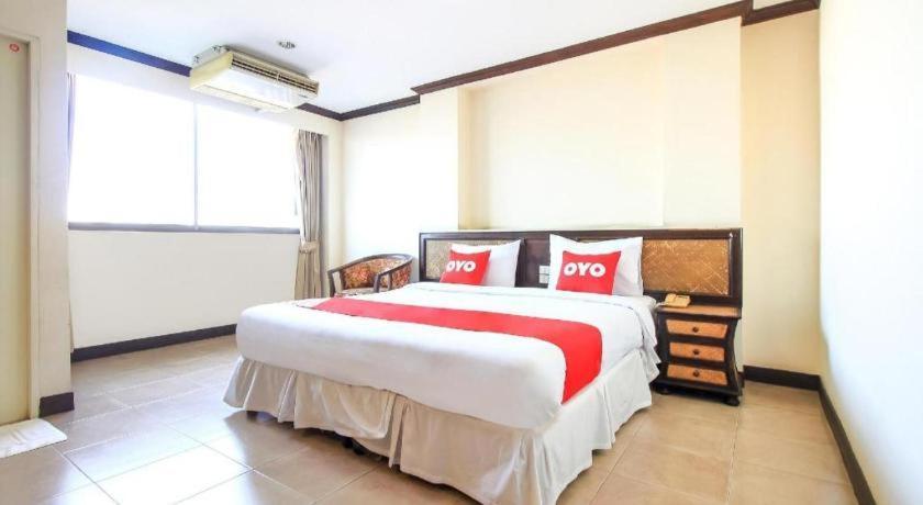 Oyo 383 White Inn Hotel Ban Khlong Lat Bua Khao Exterior photo