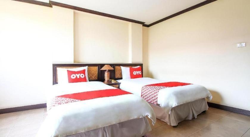Oyo 383 White Inn Hotel Ban Khlong Lat Bua Khao Exterior photo